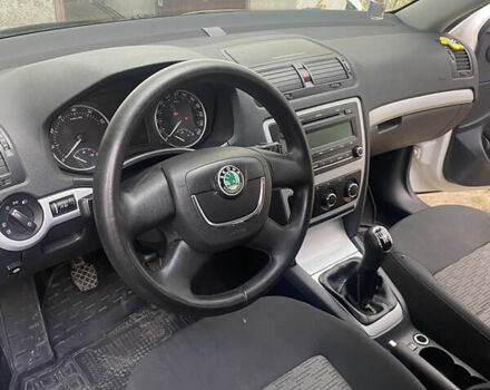Белый Шкода Октавия, объемом двигателя 1.6 л и пробегом 214 тыс. км за 7800 $, фото 5 на Automoto.ua