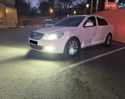Белый Шкода Октавия, объемом двигателя 1.6 л и пробегом 200 тыс. км за 9999 $, фото 3 на Automoto.ua