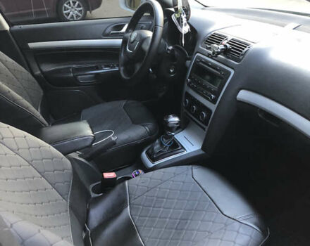 Белый Шкода Октавия, объемом двигателя 1.8 л и пробегом 240 тыс. км за 7500 $, фото 4 на Automoto.ua