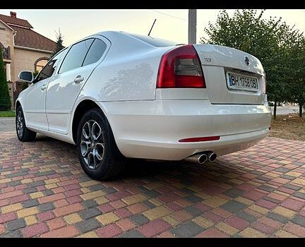 Белый Шкода Октавия, объемом двигателя 2 л и пробегом 240 тыс. км за 8700 $, фото 1 на Automoto.ua