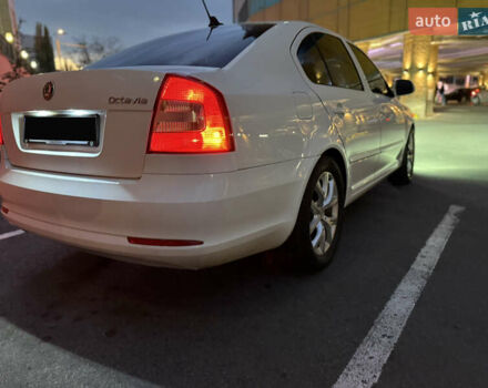 Белый Шкода Октавия, объемом двигателя 1.6 л и пробегом 200 тыс. км за 9999 $, фото 4 на Automoto.ua