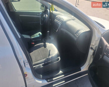 Белый Шкода Октавия, объемом двигателя 1.6 л и пробегом 240 тыс. км за 9100 $, фото 10 на Automoto.ua