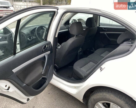 Белый Шкода Октавия, объемом двигателя 1.8 л и пробегом 279 тыс. км за 6300 $, фото 6 на Automoto.ua