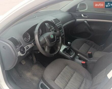 Білий Шкода Октавія, об'ємом двигуна 1.8 л та пробігом 225 тис. км за 7800 $, фото 6 на Automoto.ua