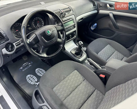 Белый Шкода Октавия, объемом двигателя 1.6 л и пробегом 239 тыс. км за 7999 $, фото 5 на Automoto.ua