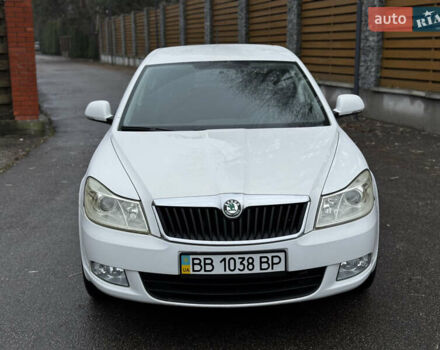 Белый Шкода Октавия, объемом двигателя 1.8 л и пробегом 37 тыс. км за 10900 $, фото 1 на Automoto.ua