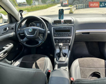Білий Шкода Октавія, об'ємом двигуна 1.6 л та пробігом 385 тис. км за 7300 $, фото 7 на Automoto.ua