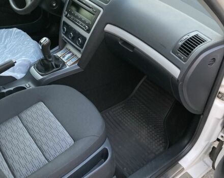 Белый Шкода Октавия, объемом двигателя 1.8 л и пробегом 56 тыс. км за 12000 $, фото 4 на Automoto.ua