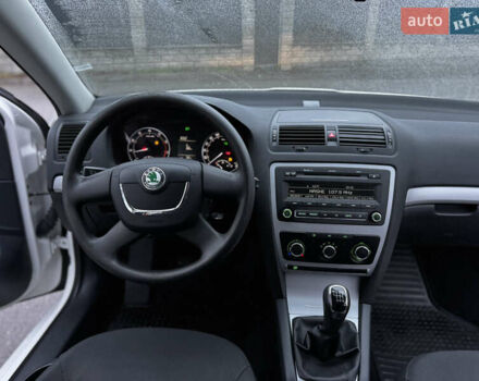 Белый Шкода Октавия, объемом двигателя 1.8 л и пробегом 37 тыс. км за 10900 $, фото 38 на Automoto.ua