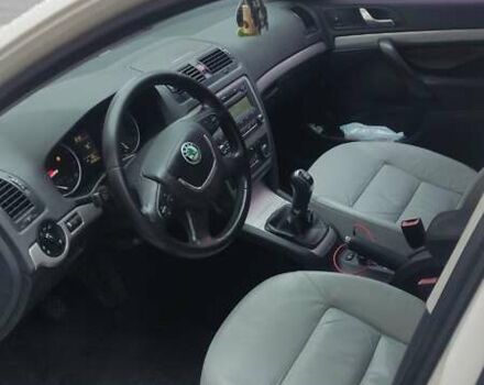 Белый Шкода Октавия, объемом двигателя 1.8 л и пробегом 225 тыс. км за 8700 $, фото 3 на Automoto.ua