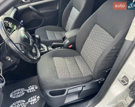 Белый Шкода Октавия, объемом двигателя 1.6 л и пробегом 239 тыс. км за 7999 $, фото 7 на Automoto.ua