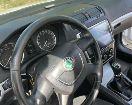 Шкода Октавия 2012 в Днепре (Днепропетровске) на Automoto.ua Белый Шкода Октавия, объемом двигателя 1.8 л и пробегом 225 тыс. км за 9000 $, фото 4 на Automoto.ua