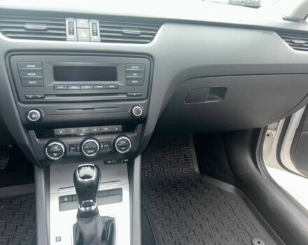 Белый Шкода Октавия, объемом двигателя 1.8 л и пробегом 217 тыс. км за 10000 $, фото 4 на Automoto.ua