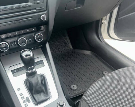 Белый Шкода Октавия, объемом двигателя 1.8 л и пробегом 217 тыс. км за 10000 $, фото 15 на Automoto.ua