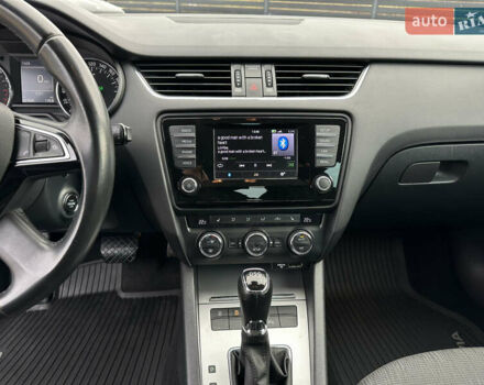 Белый Шкода Октавия, объемом двигателя 1.6 л и пробегом 227 тыс. км за 11800 $, фото 37 на Automoto.ua