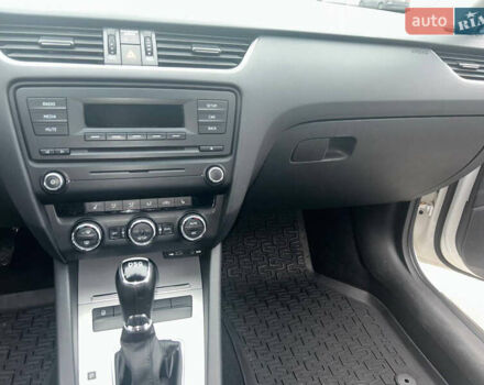 Белый Шкода Октавия, объемом двигателя 1.8 л и пробегом 217 тыс. км за 10000 $, фото 5 на Automoto.ua