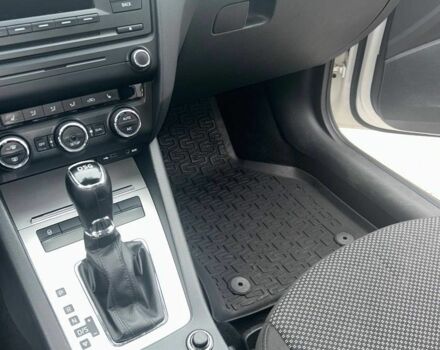 Белый Шкода Октавия, объемом двигателя 1.8 л и пробегом 217 тыс. км за 10000 $, фото 7 на Automoto.ua