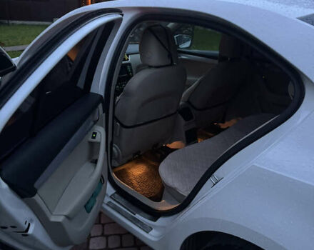 Білий Шкода Октавія, об'ємом двигуна 1.6 л та пробігом 171 тис. км за 11000 $, фото 24 на Automoto.ua