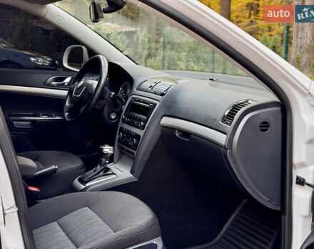 Белый Шкода Октавия, объемом двигателя 2 л и пробегом 223 тыс. км за 10600 $, фото 26 на Automoto.ua