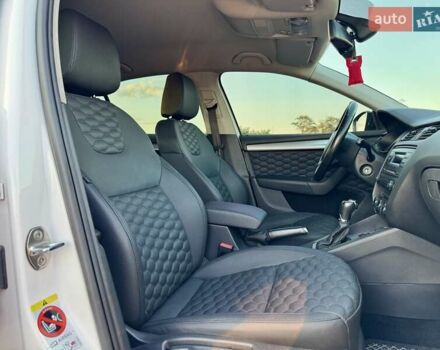 Шкода Октавия 2014 в Днепре (Днепропетровске) на Automoto.ua Белый Шкода Октавия, объемом двигателя 1.8 л и пробегом 230 тыс. км за 12000 $, фото 9 на Automoto.ua