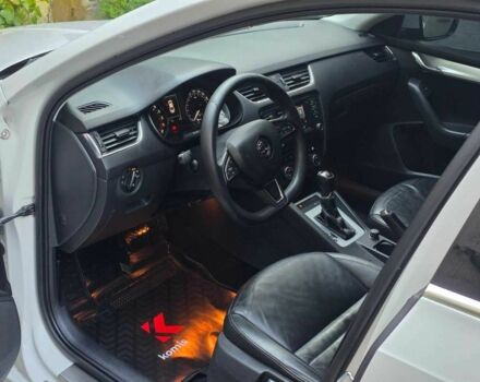 Белый Шкода Октавия, объемом двигателя 2 л и пробегом 328 тыс. км за 11499 $, фото 7 на Automoto.ua