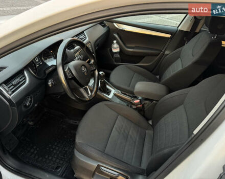 Білий Шкода Октавія, об'ємом двигуна 1.6 л та пробігом 232 тис. км за 10400 $, фото 8 на Automoto.ua