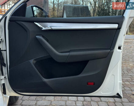 Белый Шкода Октавия, объемом двигателя 1.6 л и пробегом 207 тыс. км за 10499 $, фото 98 на Automoto.ua