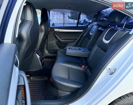Белый Шкода Октавия, объемом двигателя 2 л и пробегом 163 тыс. км за 13999 $, фото 63 на Automoto.ua