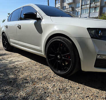 Шкода Октавия 2016 в Вознесенске на Automoto.ua Белый Шкода Октавия, объемом двигателя 1.97 л и пробегом 247 тыс. км за 16000 $, фото 5 на Automoto.ua