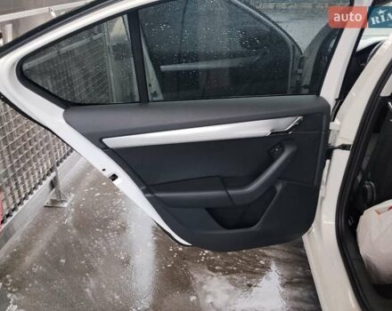 Білий Шкода Октавія, об'ємом двигуна 1.6 л та пробігом 230 тис. км за 10000 $, фото 18 на Automoto.ua