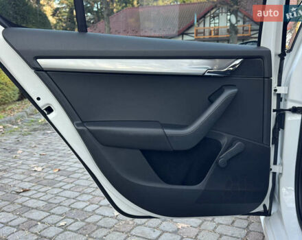 Белый Шкода Октавия, объемом двигателя 1.6 л и пробегом 207 тыс. км за 10499 $, фото 112 на Automoto.ua