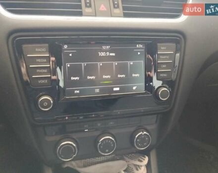 Білий Шкода Октавія, об'ємом двигуна 1.6 л та пробігом 230 тис. км за 10000 $, фото 22 на Automoto.ua