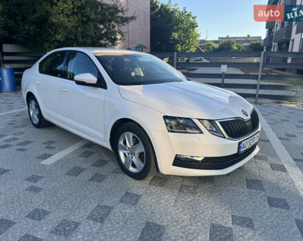 Белый Шкода Октавия, объемом двигателя 1.6 л и пробегом 202 тыс. км за 12500 $, фото 1 на Automoto.ua