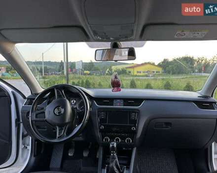 Білий Шкода Октавія, об'ємом двигуна 1.6 л та пробігом 221 тис. км за 13999 $, фото 5 на Automoto.ua