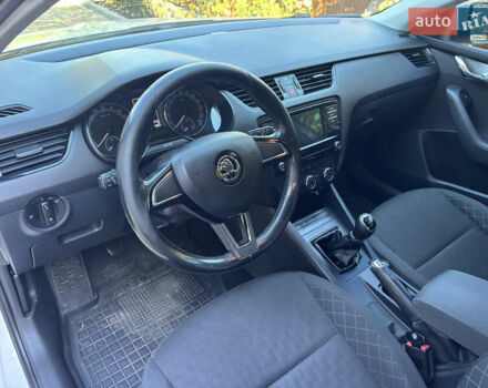 Белый Шкода Октавия, объемом двигателя 1.6 л и пробегом 230 тыс. км за 12300 $, фото 3 на Automoto.ua