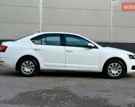 Белый Шкода Октавия, объемом двигателя 1.6 л и пробегом 62 тыс. км за 14500 $, фото 6 на Automoto.ua