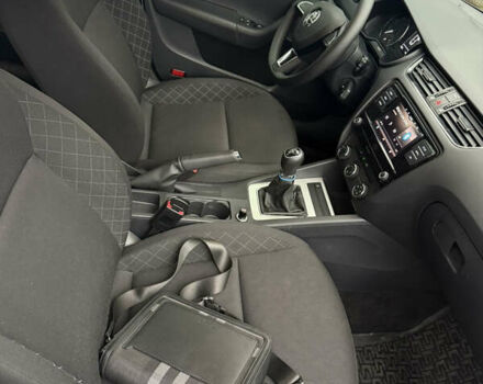 Белый Шкода Октавия, объемом двигателя 1.6 л и пробегом 48 тыс. км за 15800 $, фото 19 на Automoto.ua