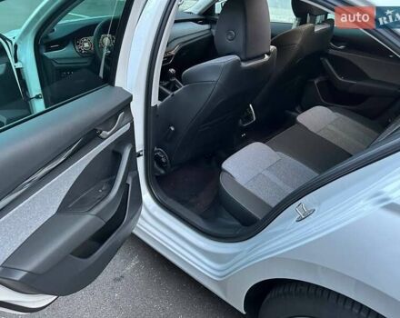 Белый Шкода Октавия, объемом двигателя 1.5 л и пробегом 12 тыс. км за 33300 $, фото 8 на Automoto.ua