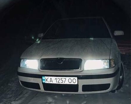 Белый Шкода Октавия, объемом двигателя 1.8 л и пробегом 230 тыс. км за 3900 $, фото 1 на Automoto.ua