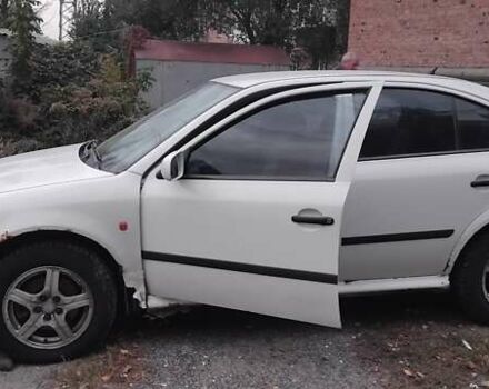 Белый Шкода Октавия, объемом двигателя 1.8 л и пробегом 217 тыс. км за 3000 $, фото 1 на Automoto.ua