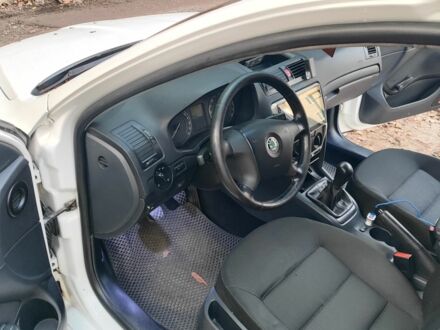 Белый Шкода Октавия, объемом двигателя 1.6 л и пробегом 370 тыс. км за 4500 $, фото 1 на Automoto.ua