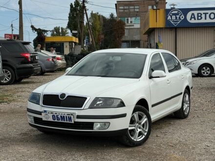 Білий Шкода Октавія, об'ємом двигуна 1.6 л та пробігом 301 тис. км за 5750 $, фото 1 на Automoto.ua