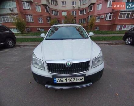 Білий Шкода Октавія, об'ємом двигуна 1.8 л та пробігом 251 тис. км за 10000 $, фото 1 на Automoto.ua