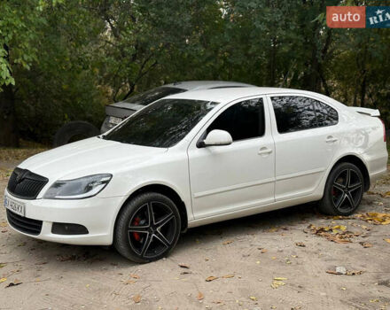 Белый Шкода Октавия, объемом двигателя 1.8 л и пробегом 217 тыс. км за 8300 $, фото 1 на Automoto.ua