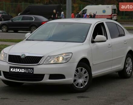 Белый Шкода Октавия, объемом двигателя 1.6 л и пробегом 239 тыс. км за 8100 $, фото 1 на Automoto.ua