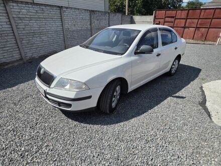 Білий Шкода Октавія, об'ємом двигуна 1.6 л та пробігом 250 тис. км за 5654 $, фото 1 на Automoto.ua