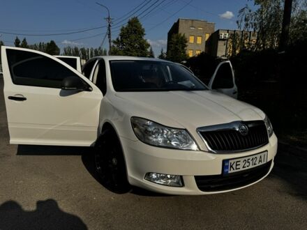 Шкода Октавия 2011 в Кривом Роге на Automoto.ua Белый Шкода Октавия, объемом двигателя 1.6 л и пробегом 256 тыс. км за 8500 $, фото 1 на Automoto.ua