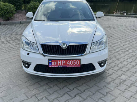 Белый Шкода Октавия, объемом двигателя 2 л и пробегом 176 тыс. км за 8000 $, фото 1 на Automoto.ua