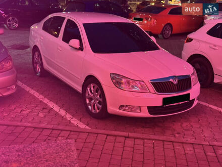 Белый Шкода Октавия, объемом двигателя 1.6 л и пробегом 200 тыс. км за 9999 $, фото 1 на Automoto.ua