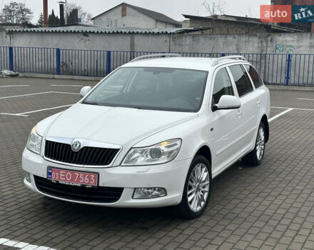 Белый Шкода Октавия, объемом двигателя 2 л и пробегом 239 тыс. км за 11900 $, фото 1 на Automoto.ua